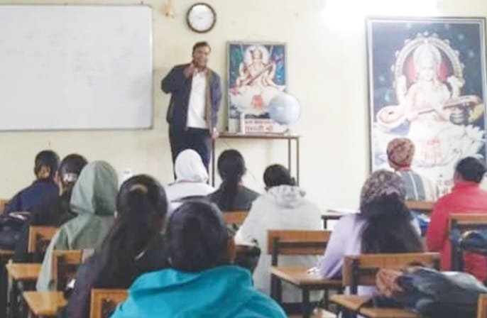 शिक्षक बने तहसीलदार, विद्यार्थियों को पढ़ाया अर्थशास्त्र 