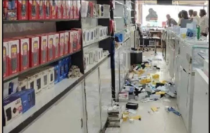 चोरों ने एक रात में मोबाइल की पूरी दुकान साफ कर दी