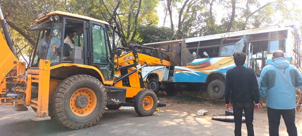 सोहागपुर के समीप पलटी यात्रियों से भरी बस, मची चीख पुकार, लगभग 25 यात्री हुए घायल