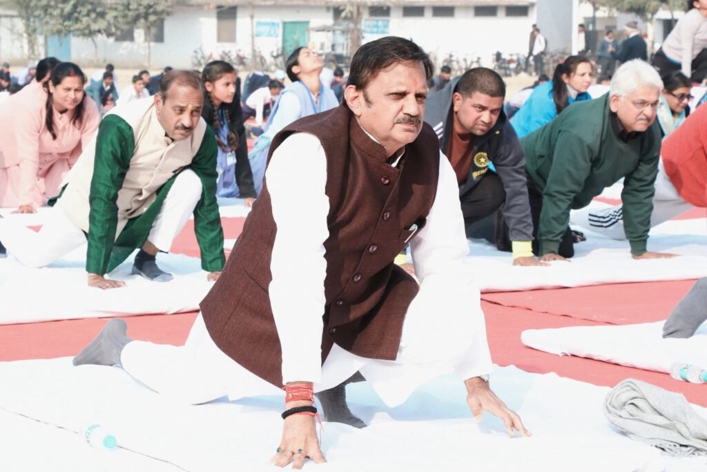उप मुख्यमंत्री शुक्ल ने युवा दिवस पर किया सूर्य नमस्कार एवं प्राणायाम
