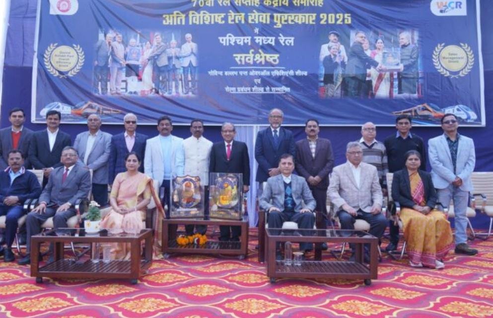 ढोल नगाड़े के साथ हुआ ट्रॉफी का स्वागत 