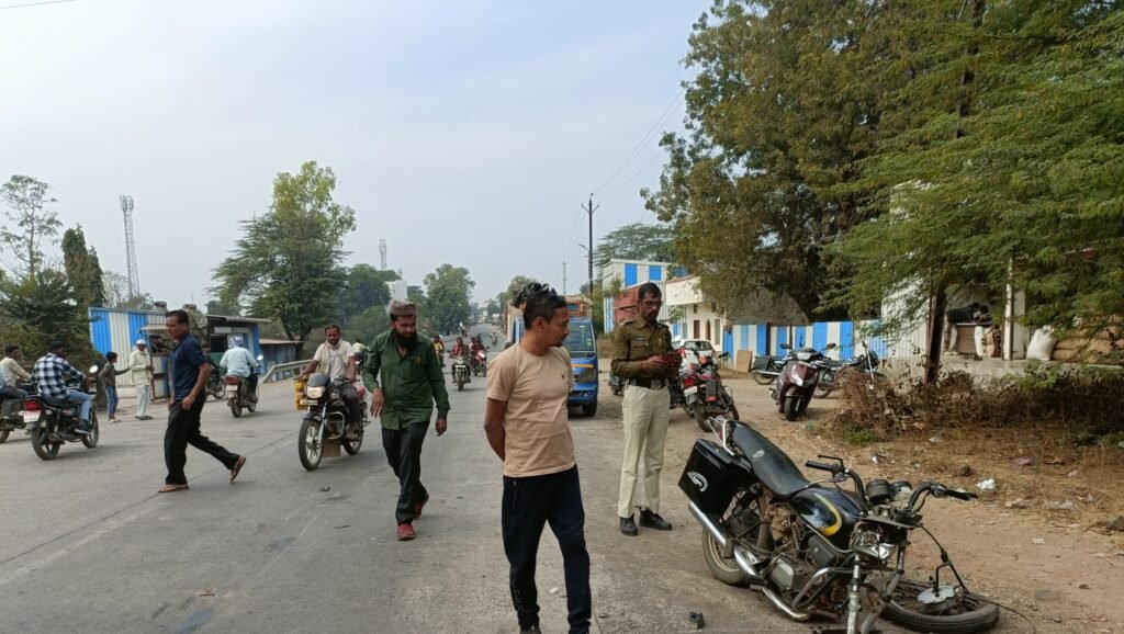 खेतिया सेंधवा स्टेट हाइवे पर दर्दनाक सड़क हादसे में 1 की मौत, 2 घायलों में से एक रेफर