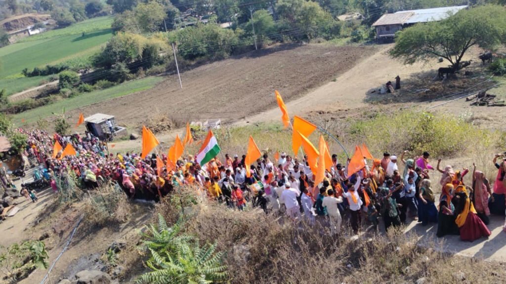 पारंपरिक वेशभूषा एवं वाद्य यंत्रों के साथ कलश यात्रा में उमड़े ग्रामवासी  