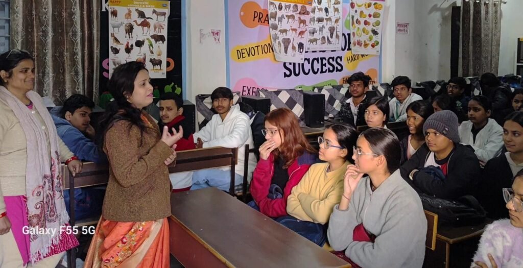 कालेज चलो अभियान में शासन की योजनाओं से अवगत कराया
