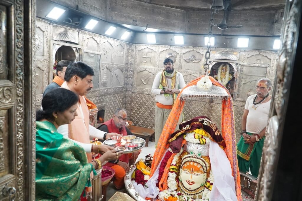 सीएम डॉ यादव ने सपत्नीक श्री महाकालेश्वर मंदिर में की विधिवत पूजा-अर्चना