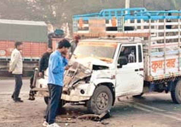धार रोड पर स्कूल बस और लोडिंग वाहन टकराए, गेट के कट पर हुआ हादसा