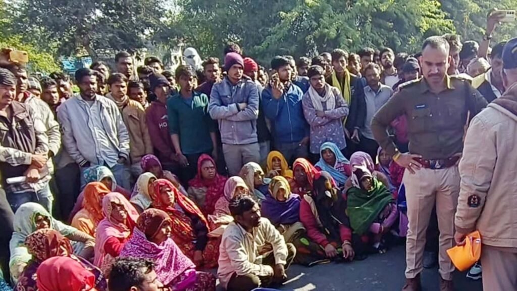 युवक की मौत से आक्रोशित ग्रामीणों ने किया चक्काजाम