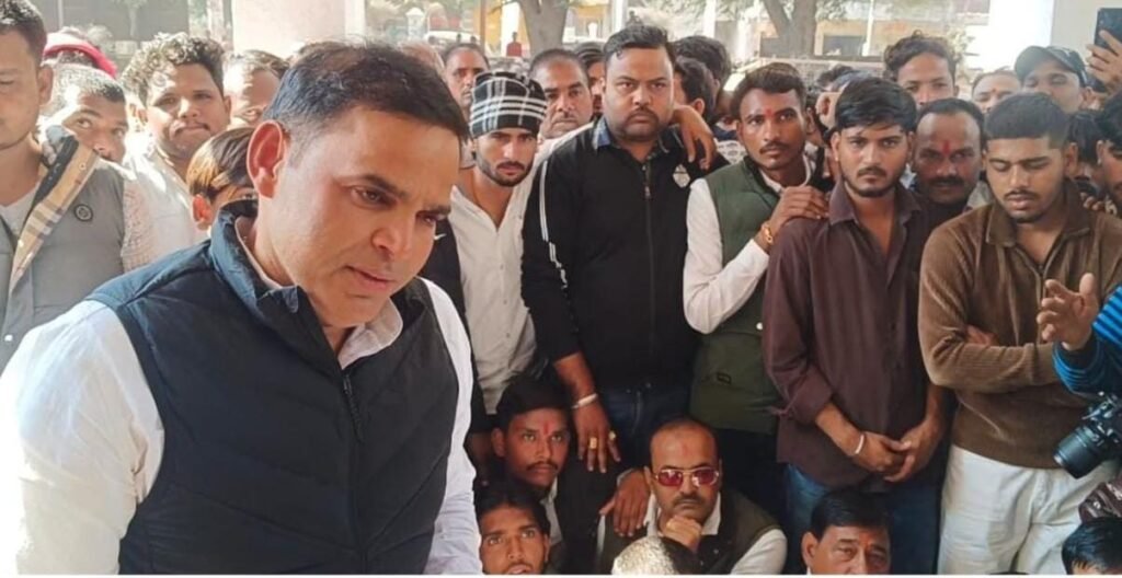 यादव समाज ने एसपी ऑफिस घेरा