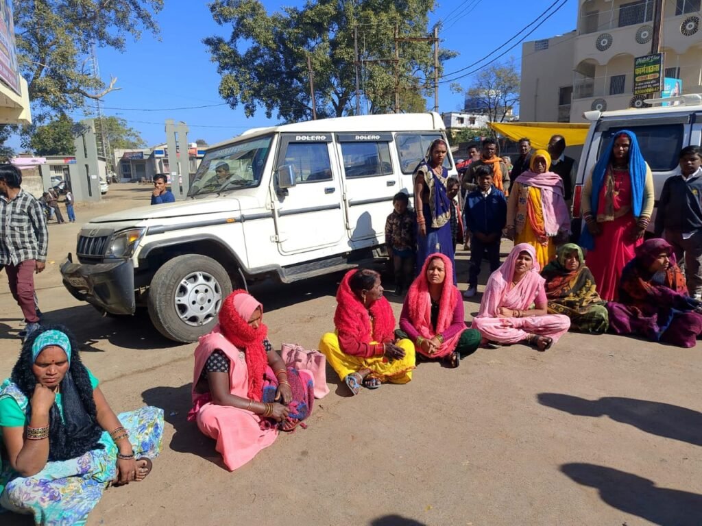 शोहदे से परेशान होकर किशोरी ने किया सुसाइड, थाने के बाहर शव रखकर प्रदर्शन