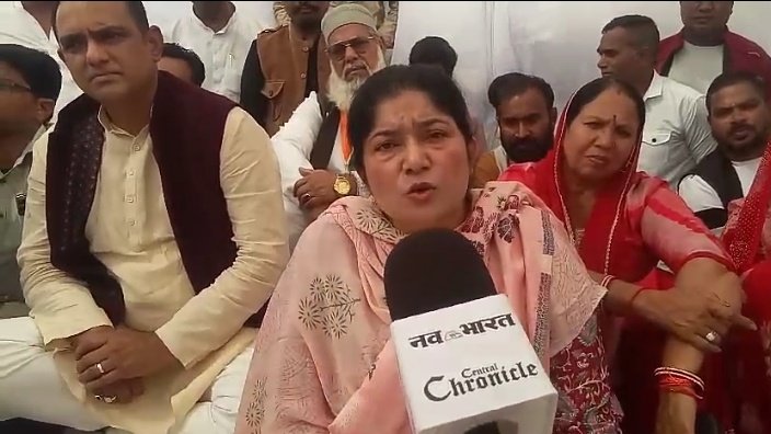 इंदौर में दूषित पानी से मौतों के विरोध में कांग्रेस की रोशनपुरा चौराहे पर एक दिवसीय भूख हड़ताल