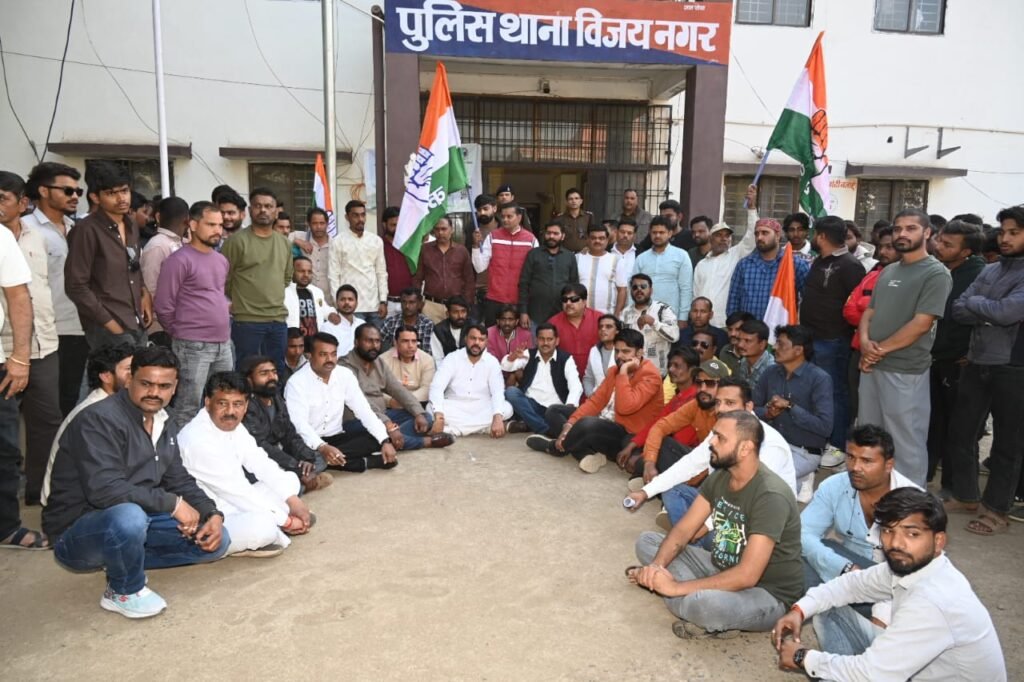 बढ़ते अपराधों को लेकर कांग्रेसियों ने घेरा थाना