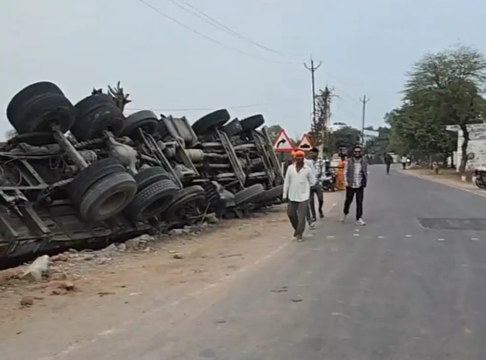ब्रेक फेल होने से कैड़ी तिराहे के पास तेज रफ्तार ट्राला पलटा,टला बड़ा हादसा
