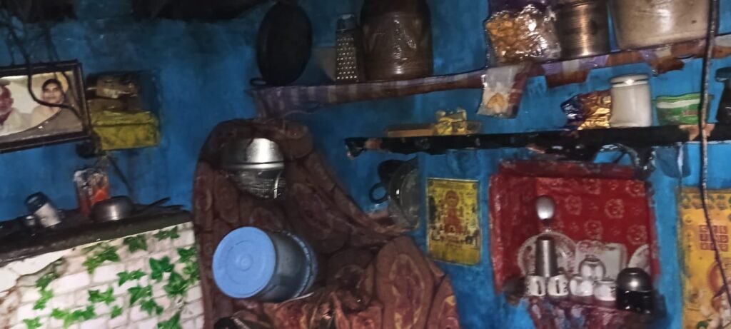 विजयपुर में भीषण आग, घरेलू सामान व नकदी जलकर राख