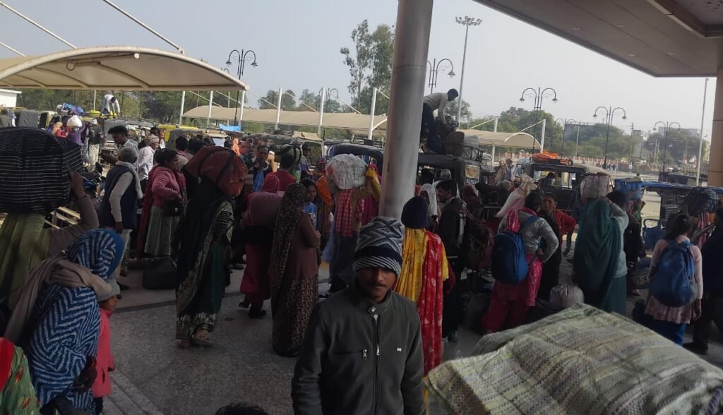 ट्रेन-बसों में नहीं मिली जगह, सत्संग में उमड़ा सैलाब