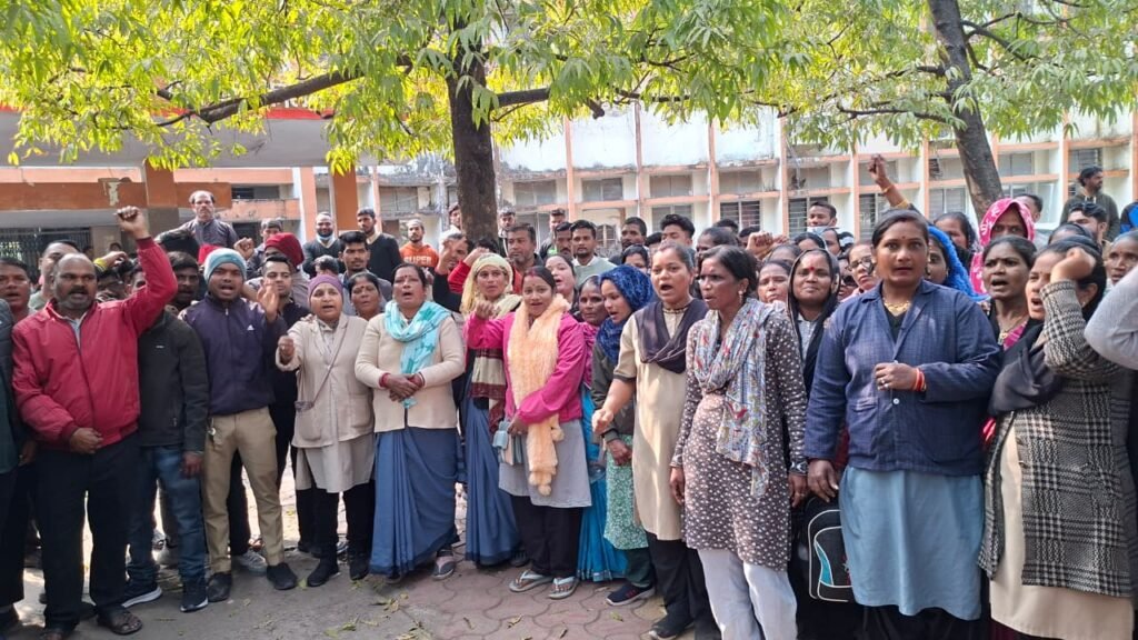मेडिकल में हड़ताल, कई घंटों तक लड़खड़ाई सफाई व्यवस्था