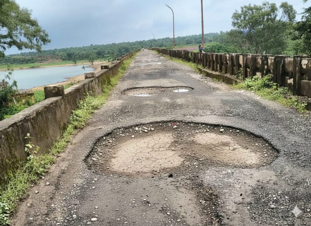 हलाली डैम मार्ग बदहाल, गड्ढों से बढ़ा हादसों का खतरा