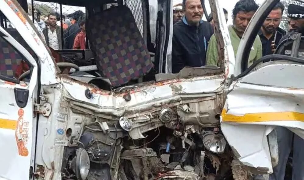 भैंसदेही सड़क दुर्घटना के बाद कलेक्टर जिला अस्पताल पहुंचे, दो बच्चे भोपाल एम्स रैफर