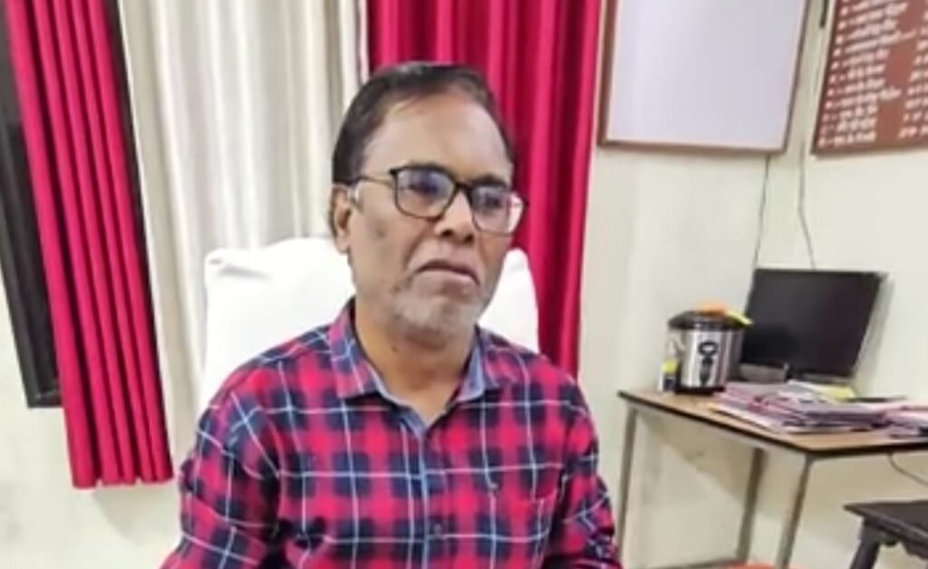 छतरपुर में डीईओ का फरमान शिक्षक विद्यालय परिसर में कुत्तों का प्रवेश रोकें