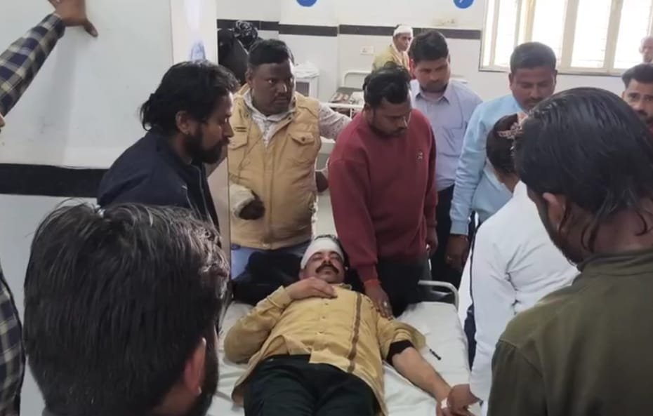 प्लांट को लेकर दो पक्षों में हिंसक झड़प, तीन घायल, एक की हालत गंभीर