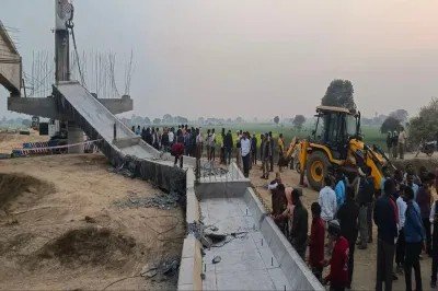 बायपास पर निर्माणाधीन फ्लाईओवर का गर्डर गिरा, मजदूर घायल