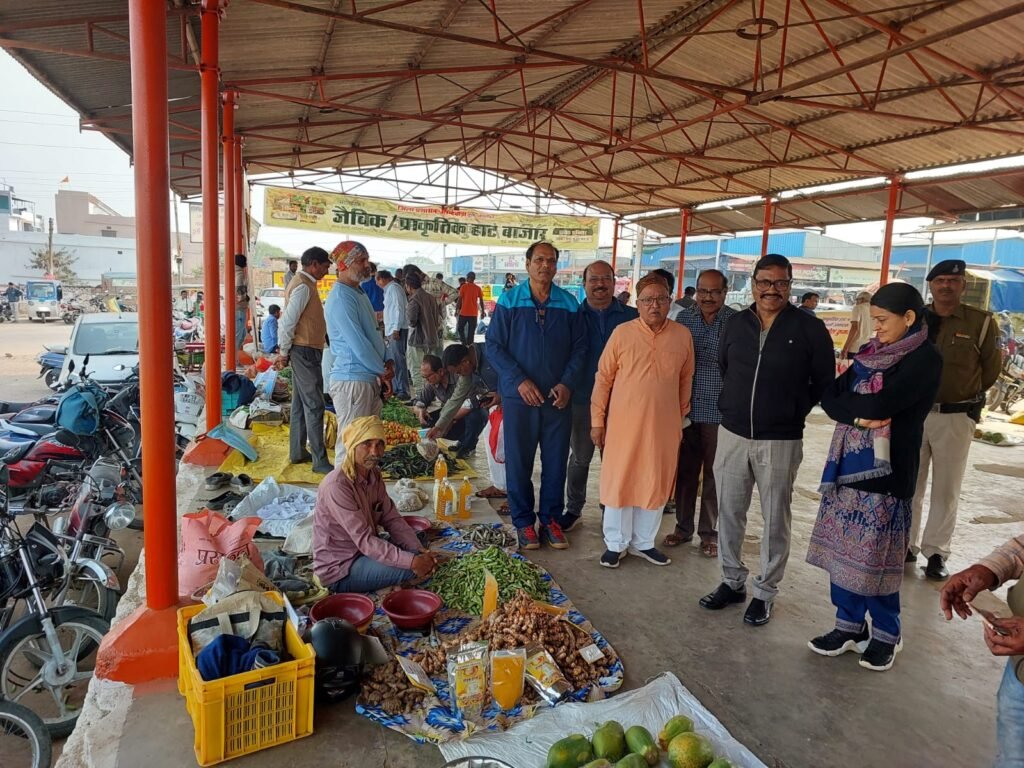 हाट बाजार में खरीदी करने पहुंचे डीआईजी