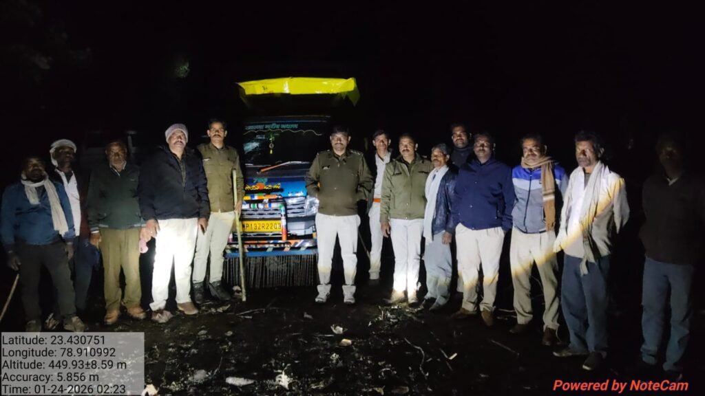 जंगल से बीस हजार के आठ नग लट्ठा चुराते पिकप वाहन पकडा 
