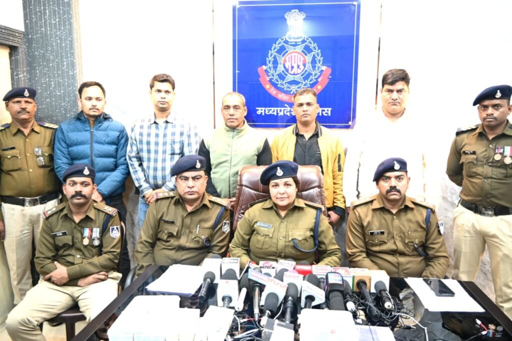 जनरल स्टोर से बिक रहे थे हथियार, 52 चाकू जप्त, दुकान संचालक समेत दो गिरफ्तार 