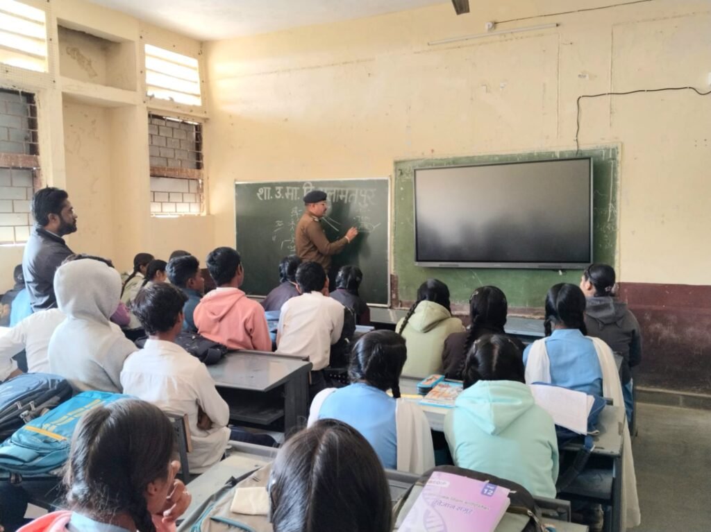 सलामतपुर पुलिस ने स्कूली छात्र छात्राओं को साइबर क्राइम से बचने के बताए तरीके