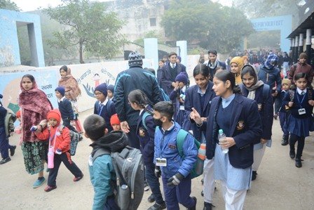 सर्दी ने खतरनाक रूप दिखाया, ठिठुरते हुए स्कूल पहुंचे बच्चे