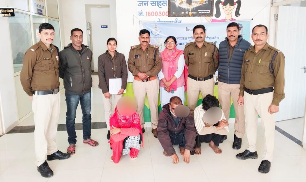 दलालों के साथ हिरासत में लुटेरी दुल्हन