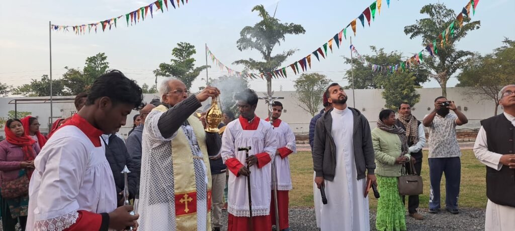 बालक येसु पर्व पर ध्वजारोहण के साथ नौवेंना आरंभ, केंद्रीय मंत्री कुरियन आएंगे