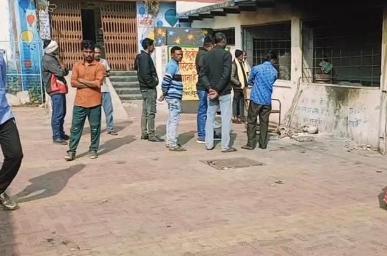 मोबाइल चार्ज करते समय करंट लगने से महिला की मौत
