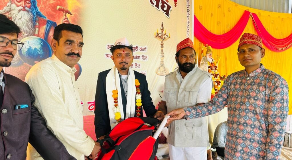 विश्वकर्मा जयंती पर विश्वकर्मा समाज में मुख्य मार्गो से निकाली शोभायात्रा