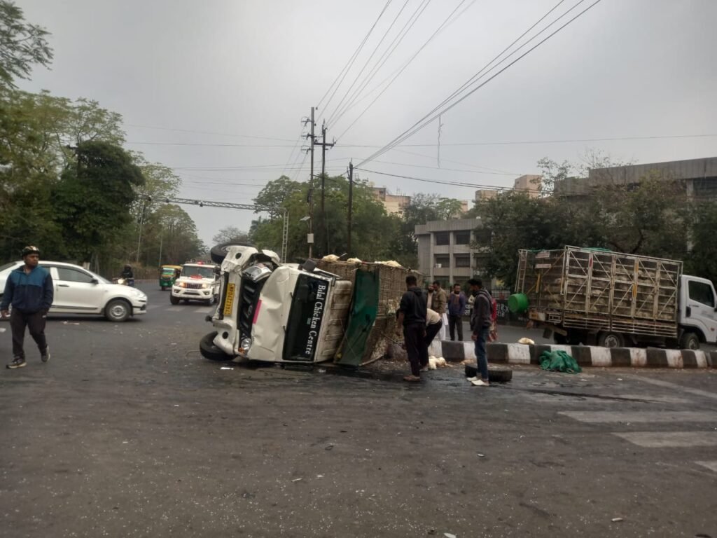 कोर्ट के पास टकराई कार और पिकअप, मुर्गियां आईं चपेट में, पुलिस कर रही जांच