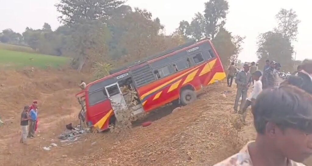 धुलकोट-पंधाना मार्ग पर निजी बस पलटी, 16 यात्री घायल, 5 की हालत गंभीर