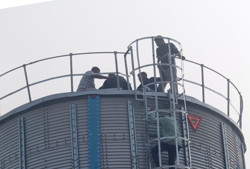 पानी की टंकी पर चढ़कर जान देने की धमकी दे रहा था युवक, पुलिस की सूझबूझ से सुरक्षित नीचे उतरा
