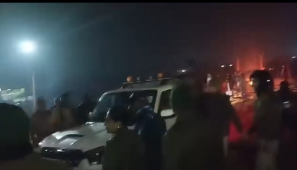 विवादित जमीन पर धरने में बैठे विधायक को ग्रामीणो ने खदेड़ा