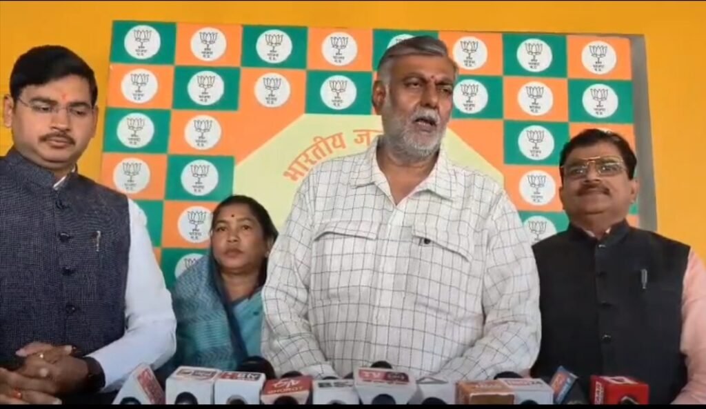 भाजपा कार्यालय में जनसुनवाई, मंत्री प्रहलाद सिंह पटेल ने सुनीं 69 लोगों की समस्याएं