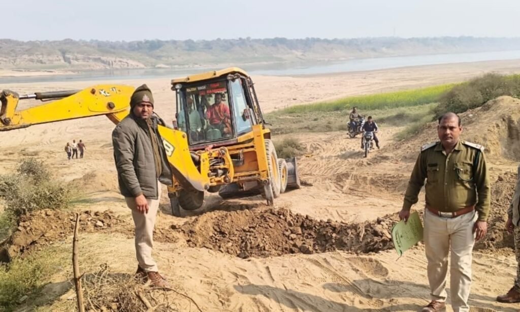 अवैध उत्खनन रोकने के लिये रास्ते में खोदे गये गड्डे, नगराघाट नहीं पहुंच पाये वाहन