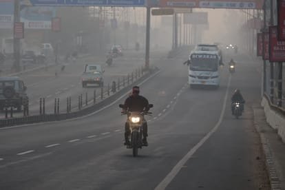 तापमान में गिरावट के साथ घने कोहरे से जनजीवन प्रभावित  न्यूनतम तापमान 6 डिग्री