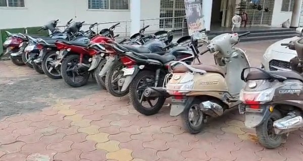 चार शातिर चोर चढ़े पुलिस के हत्थे, 10 दुपहिया वाहन जब्त
