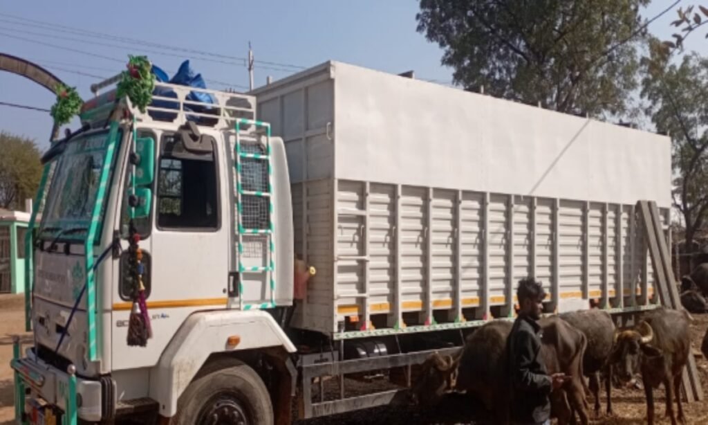 रस्सियों से बांध ट्रक में ठूंस-ठूंस भरे थे मवेशी