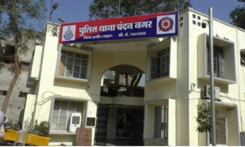 बिना नंबर वाहन में ठूंसकर ले जा रहे थे गाय के बछड़े