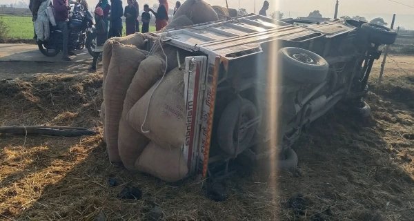 रमपुरवा में भूसा लोड पिकअप पलटी, हादसा टला