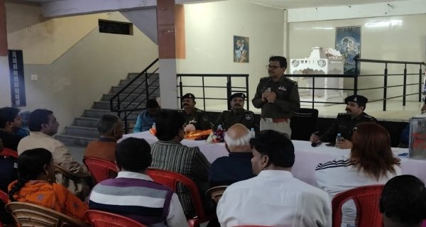 पलासिया क्षेत्र में पुलिस की जन-जागरूकता बैठक