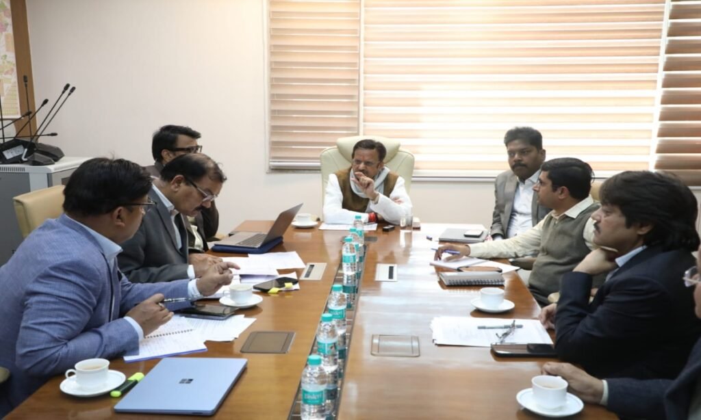 उपमुख्यमंत्री राजेंद्र शुक्ल ने स्वास्थ्य विभाग के निर्माण कार्यों की समीक्षा की
