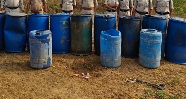 जब्त शराब की जगह ड्रमो में निकला पानी, एएसआई फरार, वारंट जारी