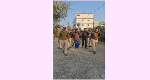 जहां की बदमाशी-हफ्ता वसूली वहां से पुलिस ने निकाला गुुंडों का जुलूस