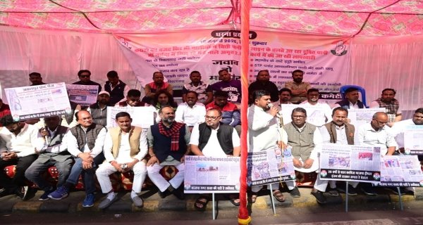 कांग्रेस पार्षद दल ने धरना देकर किया प्रदर्शन