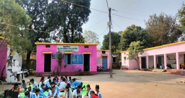 स्कूल परिसर में ट्रांसफार्मर बना जानलेवा, बच्चों की सुरक्षा पर मंडरा रहा खतरा